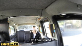 Holland milf mami a taxiban közösül