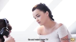 Tini hölgyemény és az vén manus