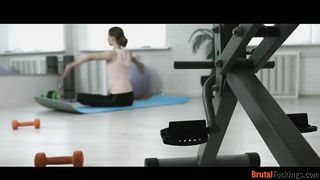 Jogázó tini ribancot dug hátsó bejáratba az edő