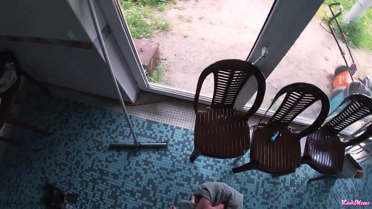 Tetovált orosz tini bige a medencénél kúrel