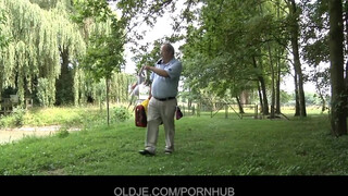 Oldje - Vén pasi reszeli a tini pinát