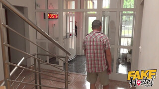 Fake Hostel - Fiatal turista hölgyemény punciba baszva