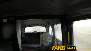 FakeTaxi - kitetovált kiscsaj megbaszva a hátsó ülésen