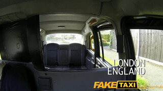 FakeTaxi - méretes seggű picsa szexelni akar