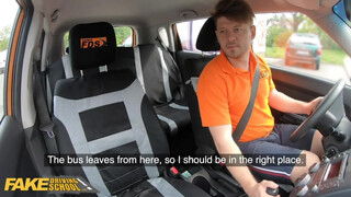 Fake Driving School - vegyvédelmi ruhában ül be a spiné a kocsiba