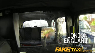 FakeTaxi világos szőke nőcit nem nagyon zavarja az idősebb dárda