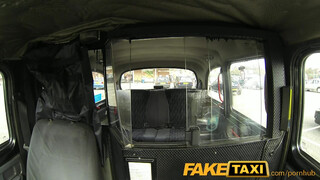 FakeTaxi kanos ribancot meglepetés éri a hátsó ülésen