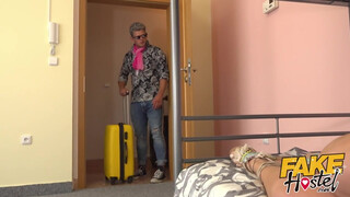 Fake Hostel szűk pinájú olasz bige és kettő hímvessző
