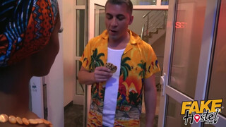 Fake Hostel afrikai hölgyemény és egy spanyol pina közösen