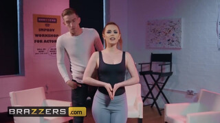 Brazzers - Ella Hughes muffjában a méretes fallosz
