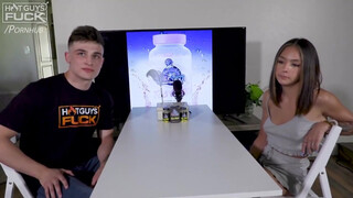 Tini kicsike tőgyes nőci és a tetovált manus - Hot Guys Fuck