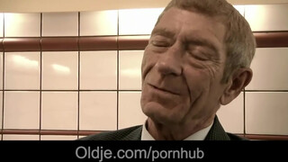 Magyar pornófilmes spiné közösül vén krapekkal - Oldje