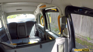 Fake Taxi - Fiatal picsa közösül a taxiban