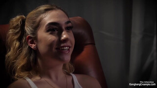 Orgia creampie - világos szőke spiné alig kap levegőt a faszoktól
