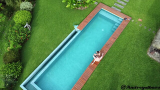 Sukisukigirl - Amatőr pár a medence mellett szexel