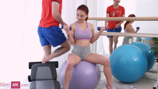 Slim4K - Csöcsös vörös hajú csajszi popóba kefélve