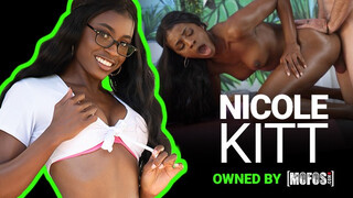 Mofos - Nicole Kitt a izgató méretes didkós barna spiné