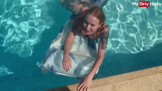 Emma wolf a tüzes kiscsaj aki a medencében kúrel vadul