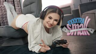 Pici tini spiné Aria Banks elkapja magas mostohabátyját Chris Epicet, aki a szobájában kézimunkázza a rúdja