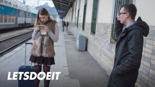 Selvaggia tini nőci felfogta Charlie Dean hatalmas faszát egy gyors pov dugásra
