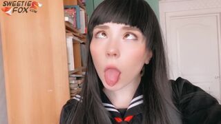 Japán iskoláslány mélyen cidázza a léce és vadul lovagol rajta