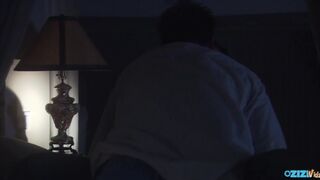 Tini nőci cidázik és lovagol a farkon ágyban lefekvés előtt