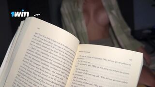 Nevelő hugom csábított el olvasás közben – ízletes közeli dörzsölés a hatalmas seggű tinitől