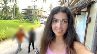 Aranyos tini kiscsaj nyaldossa a hamburgerét az arcára fröccsent geci közben közkifőzdében