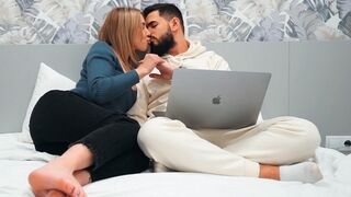 Tökéletes tini csábítja a szűz férfit legelső randin - beleélvezés a punciba