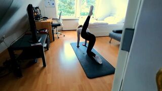 Tini fitnesz csajszi ujjazza magát, majd rendesen megbasszák