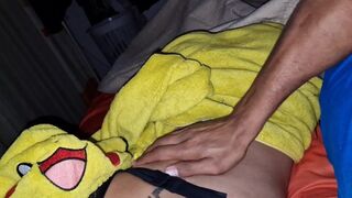 Nevelő apukám az ágyamba jön és telelövi a pinámat