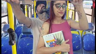 Tini nőcit megbassza egy idegen a nyilvános buszban