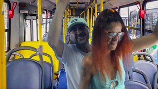 Idegen egyetemista sunát dugnak meg a buszon!