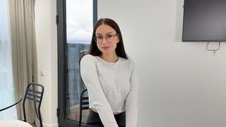 Forró ava durván megdolgozik az állásért, és telelövi a száját