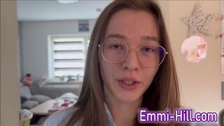 Kinti spriccelés! 18 éves vékony tini kúrja nagy punciját a szabadban, amíg el nem élvez