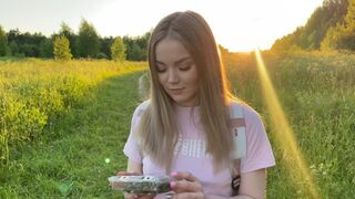 Friss asszony megcsalta a férjét egy erdésszel minden lyukban cuckold