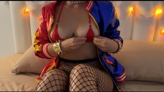 Ufo kúr bele a dögös harley quinnbe piros mikro bikiniben minden lyukba