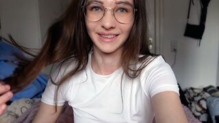 Ártatlan tini rendesen reszeli nagyajkú punciját cowboy szerkóban!