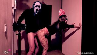 Maszkos őrült alaposan megbassza a néger spinét a tükör előtt - halloween szerepjáték fétis páros játék