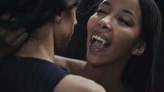 Ebony Vampire Mistress Lia Lin elcsábít egy spanyol méretes keblű tini pinát a Vampired durva domina játékában