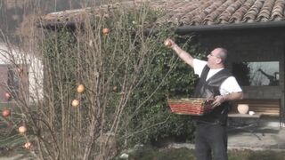 Izgató világos szőke tini amatőr popóba dugva és szájba lőve méretes farasszal