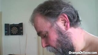 Tini vörös picsa cumizza és lovagol a nagypapa farkán